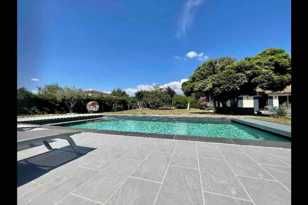 Logements Chaleureux Dans Maison Avec Piscine A 35 Min De Lyon Alix 外观 照片