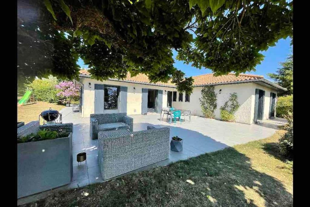 Logements Chaleureux Dans Maison Avec Piscine A 35 Min De Lyon Alix 外观 照片